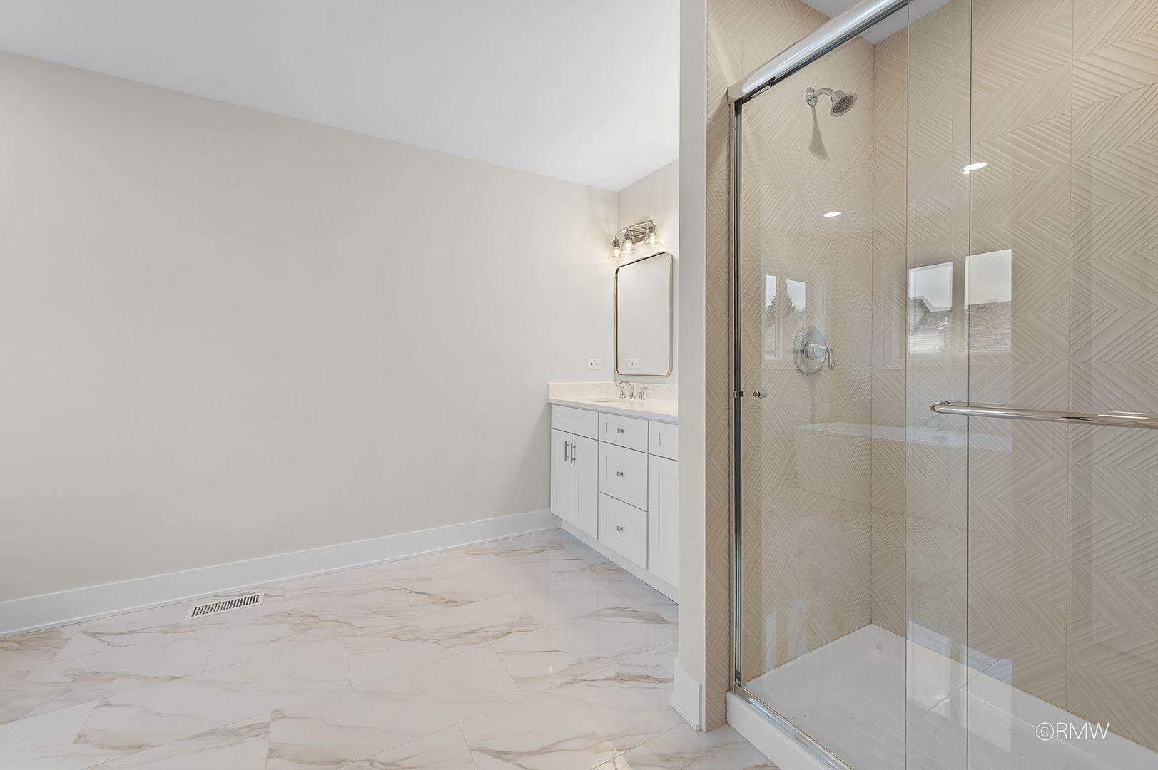 25-w275 Doris Avenue Carol Stream, IL 60188 - Photo 21 of 31 a bathroom with a glass shower door