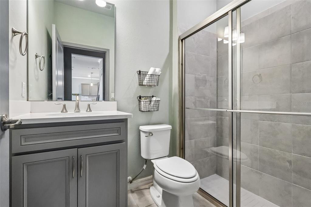 2575 Auburn Ridge Drive Apopka, FL 32712 - Photo 21 of 48 a bathroom with a toilet a sink and shower