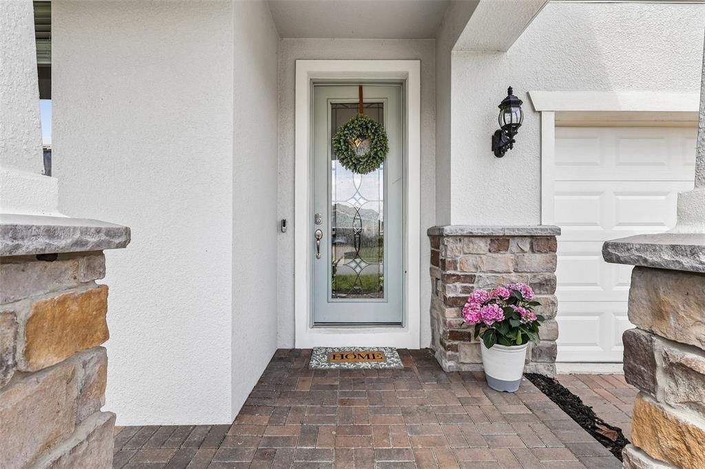 2575 Auburn Ridge Drive Apopka, FL 32712 - Photo 5 of 48 a living room with furniture and flowers