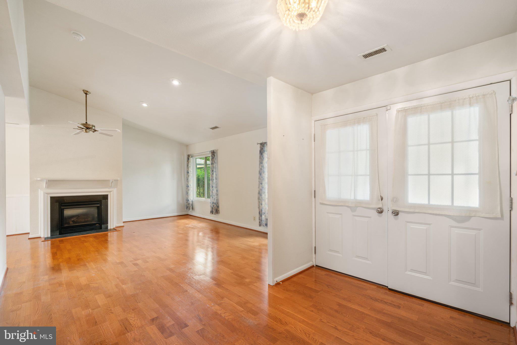 14911 Hydrus Road Silver Spring, MD 20906 - Photo 4 of 31 Foyer/Living room