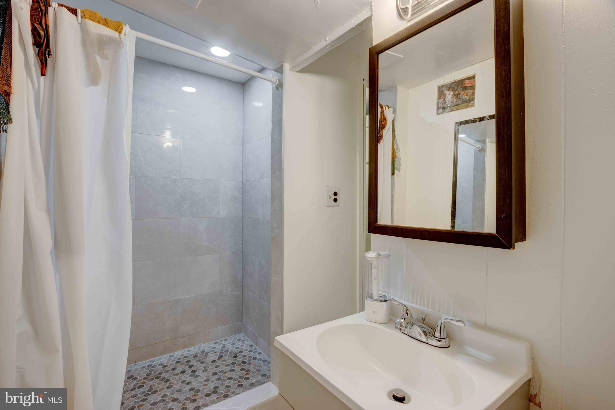 9102 4th Street Lanham, MD 20706 - Photo 3 of 10 Full bathroom 2