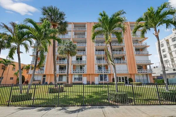 $1,850 | 15 South Golfview Road, Unit 201, Lake Worth Beach, FL 33460