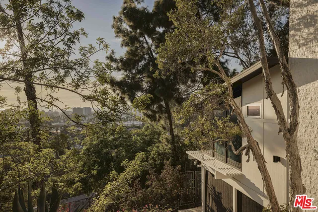 a view of an outdoor space