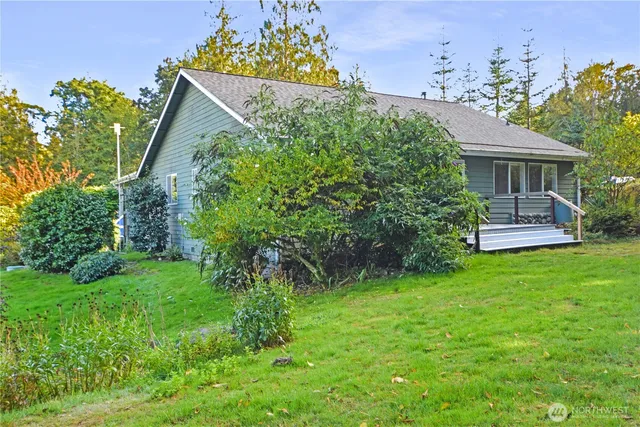 a view of a house with a yard