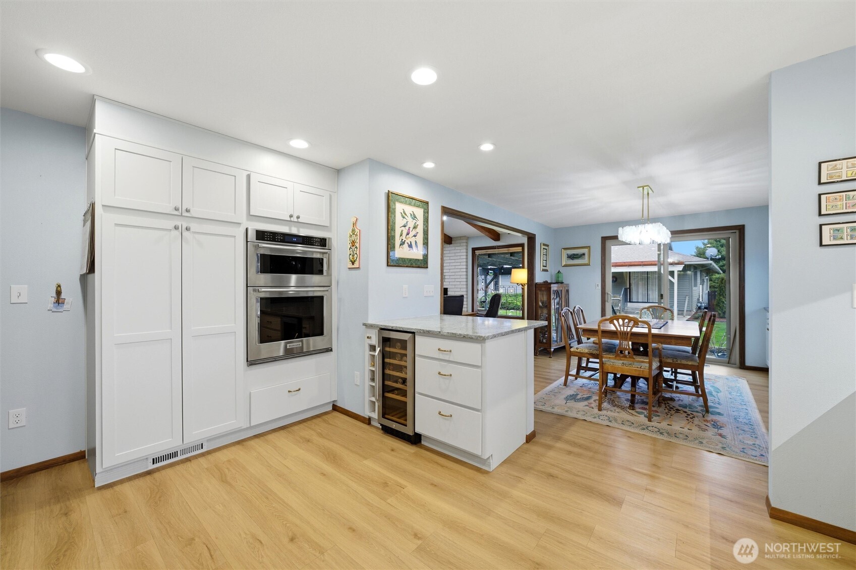 1390 Highland Road Walla Walla, WA 99362 - Photo 14 of 40 a living room with furniture and a flat screen tv
