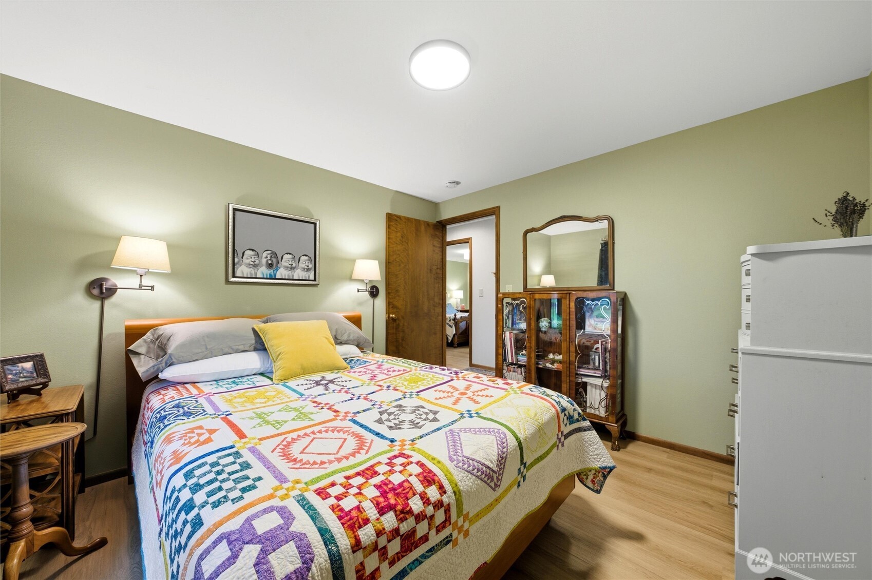 1390 Highland Road Walla Walla, WA 99362 - Photo 19 of 40 a bedroom with a bed and a lamp