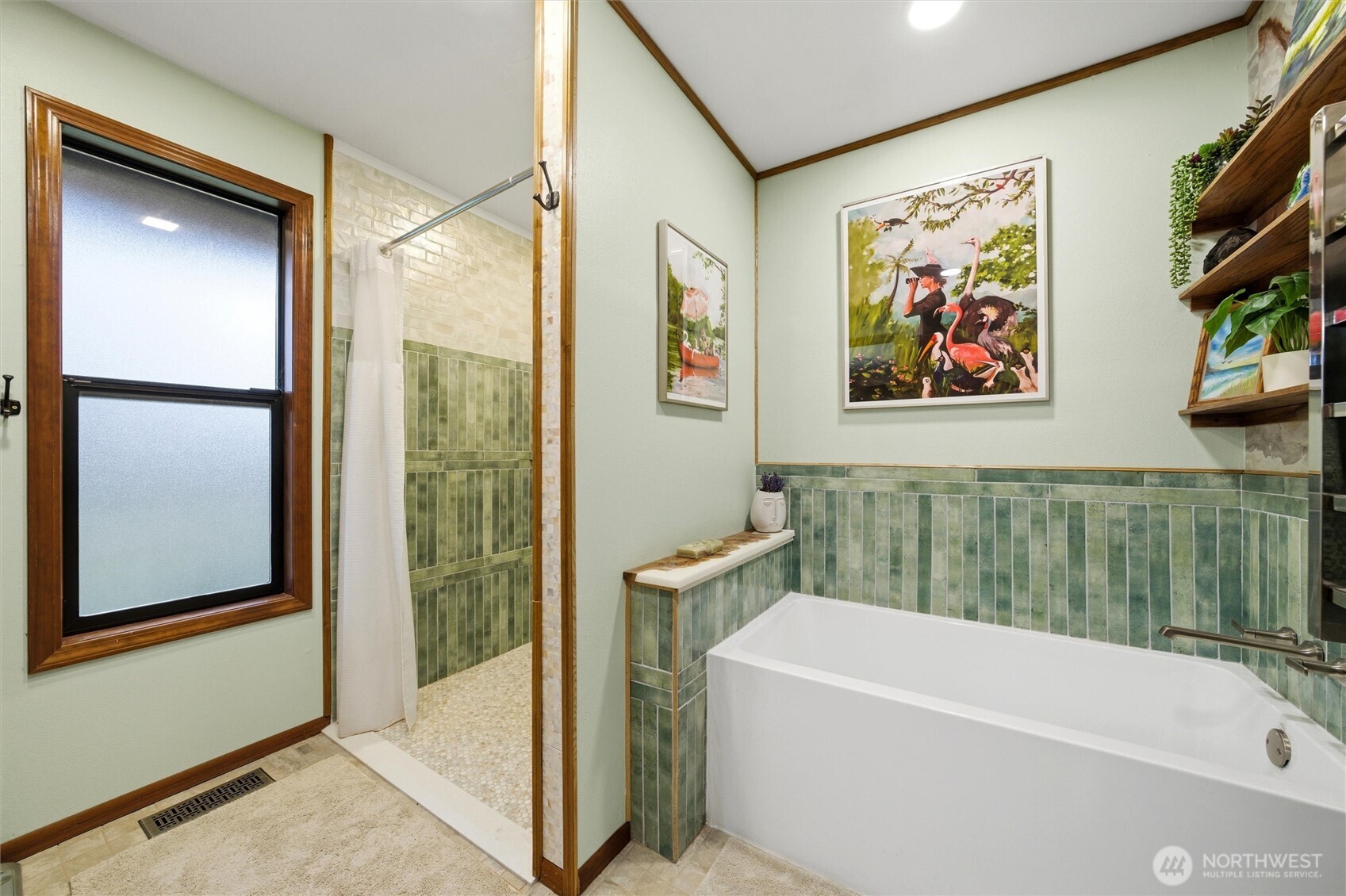 1390 Highland Road Walla Walla, WA 99362 - Photo 27 of 40 a bathroom with a bathtub and a shower