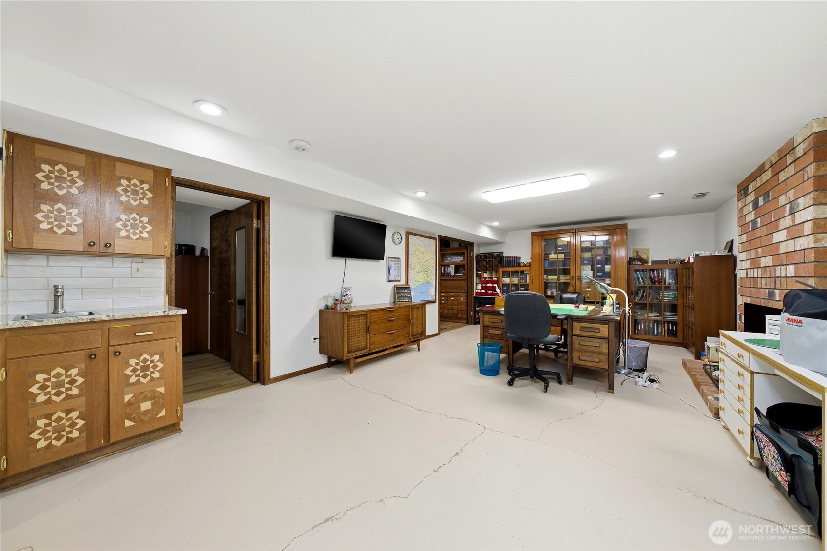 1390 Highland Road Walla Walla, WA 99362 - Photo 31 of 40 a living room with furniture and a flat screen tv
