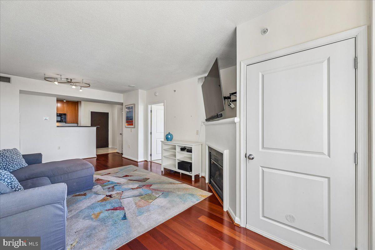 851 North Glebe Road, Unit 1003 Arlington, VA 22203 - Photo 5 of 73