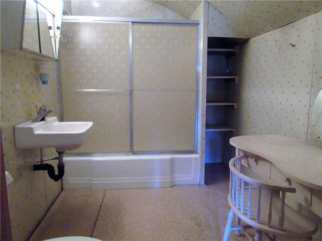 113 Ford City Road Freeport, PA 16229 - Photo 17 of 25 Large, second floor full bathroom