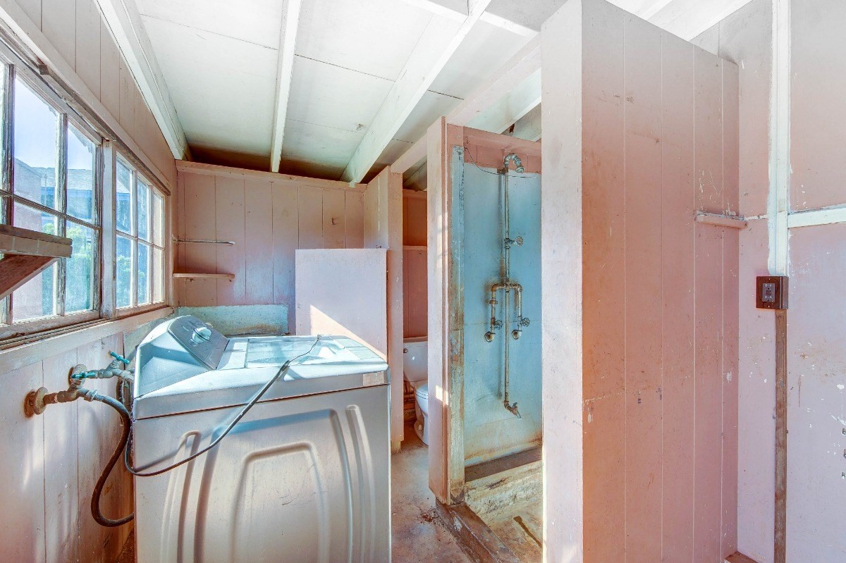 4733 Uliuli Road Eleele, HI 96705 - Photo 8 of 25 a utility room with dryer and washer