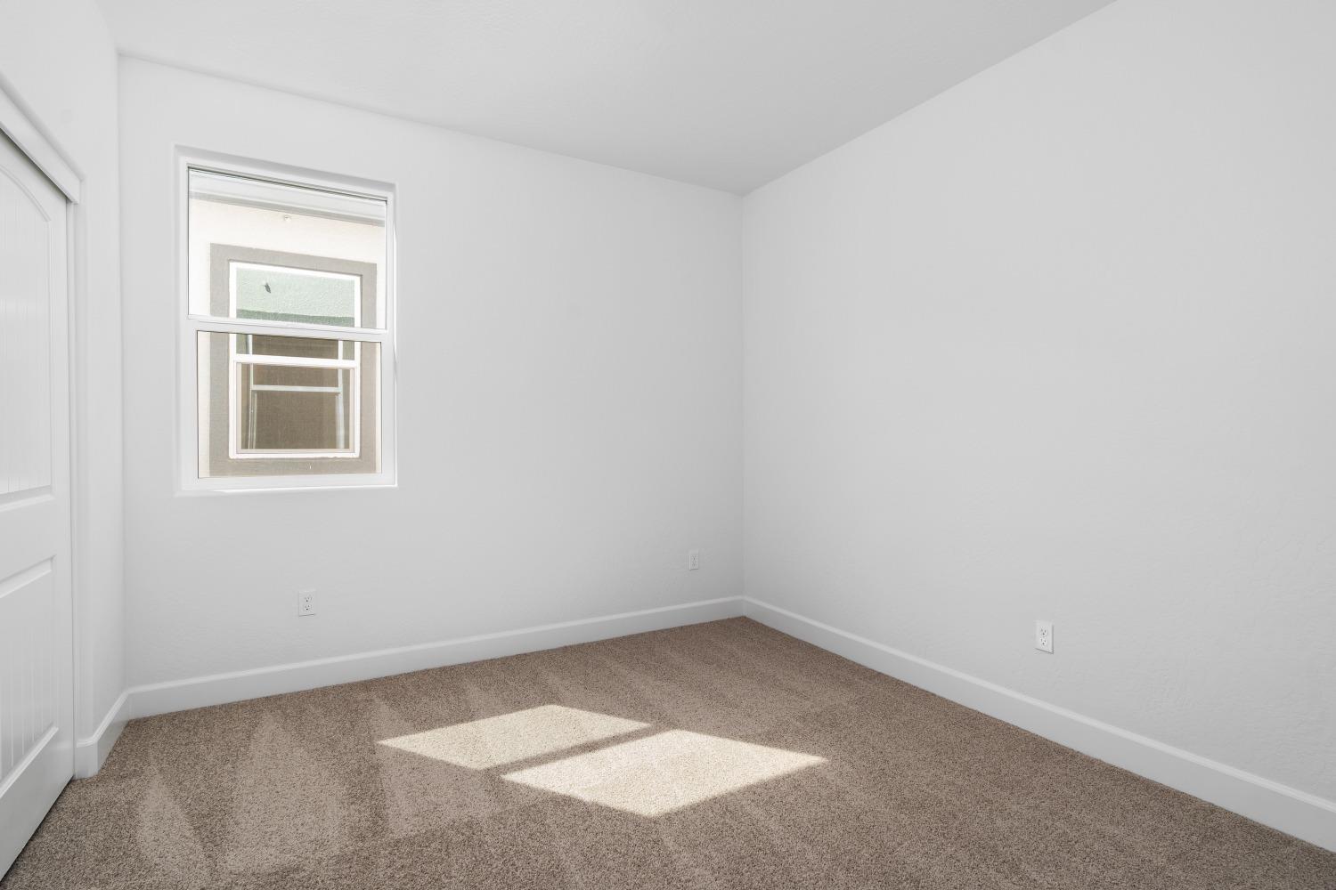 321 Peters Road Madera, CA 93636 - Photo 13 of 33 an empty room with a window