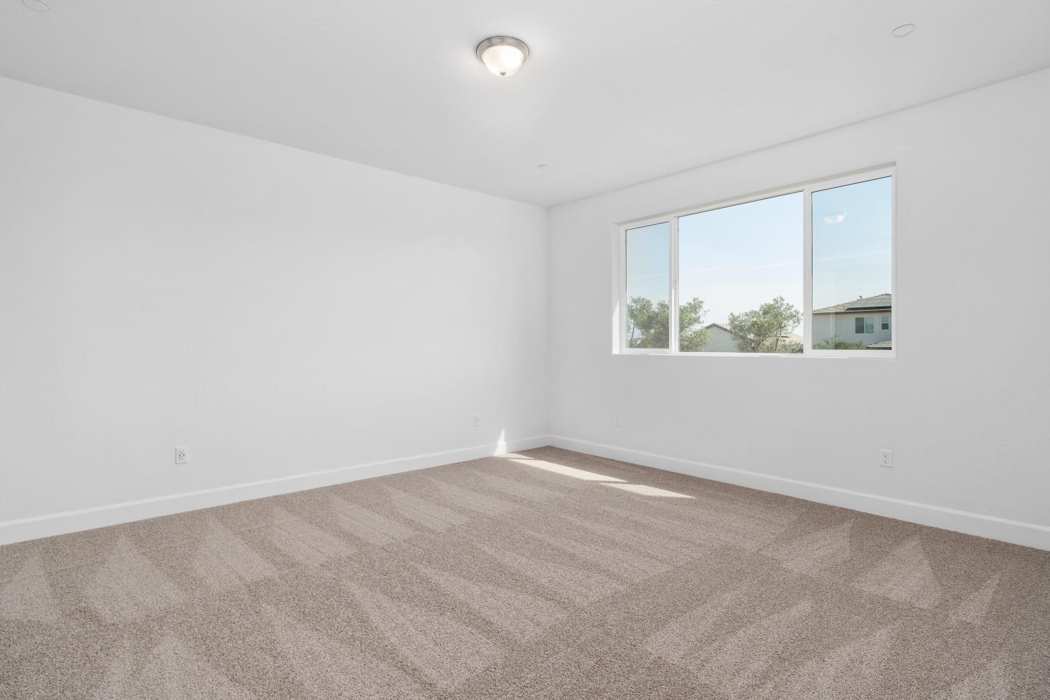 321 Peters Road Madera, CA 93636 - Photo 14 of 33 an empty room with windows