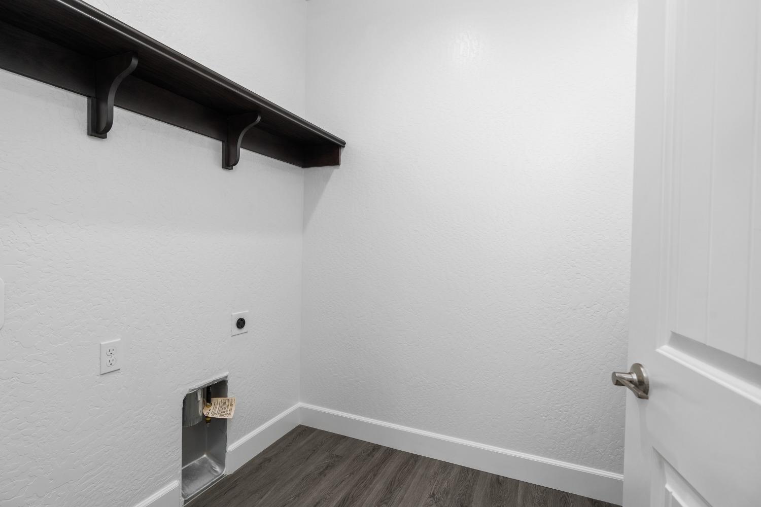 321 Peters Road Madera, CA 93636 - Photo 28 of 33 a view of a room with wooden floor