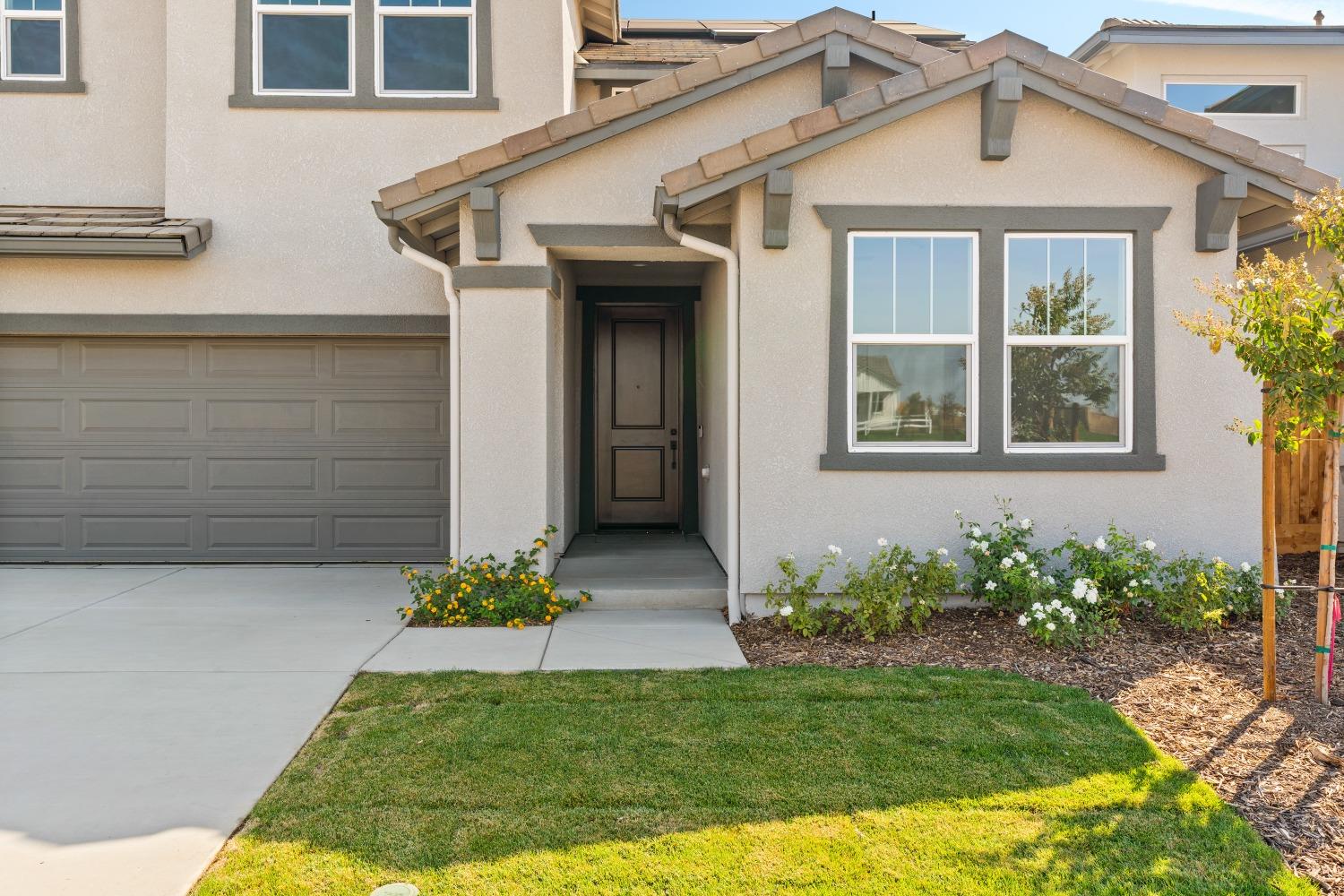 321 Peters Road Madera, CA 93636 - Photo 3 of 33 a front view of a house with a garden