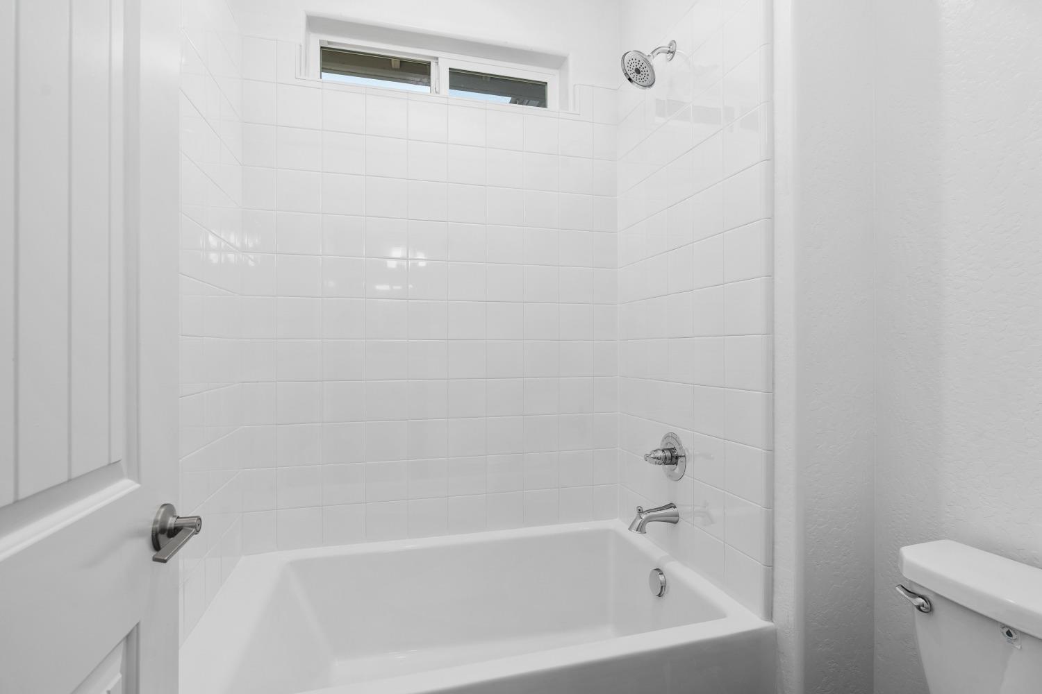 321 Peters Road Madera, CA 93636 - Photo 9 of 33 a bathroom with a bathtub