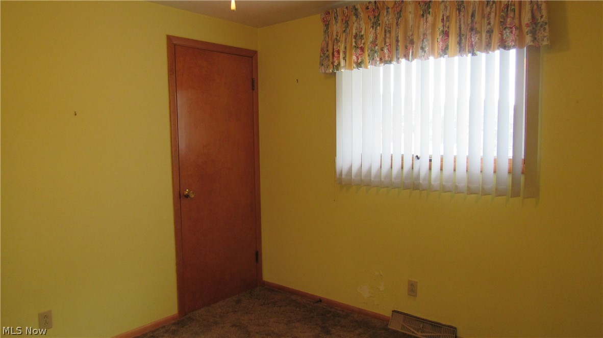 6841 Navarre Road Southwest Massillon, OH 44646 - Photo 26 of 50 3rd Bedroom, closet and window