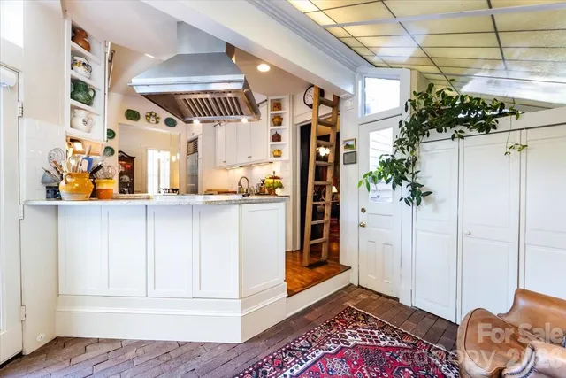 $950,000 | 400 North Poplar Street, Charlotte, NC 28202