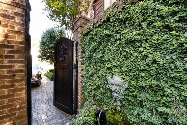 $950,000 | 400 North Poplar Street, Charlotte, NC 28202