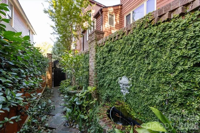 $950,000 | 400 North Poplar Street, Charlotte, NC 28202