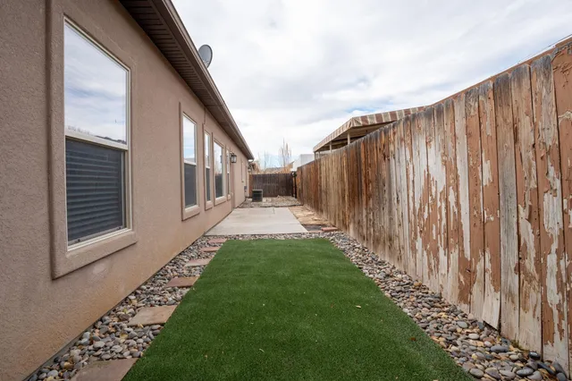 a view of a backyard with pathway
