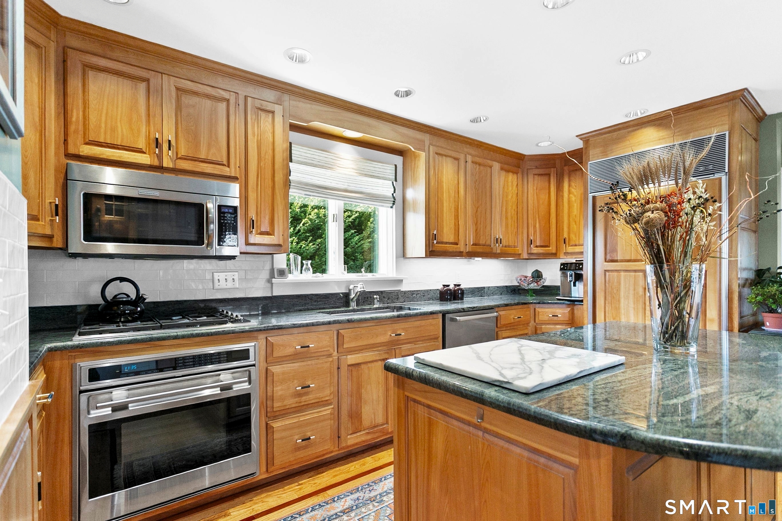 164 Farist Road Fairfield, CT 06825 - Photo 14 of 40