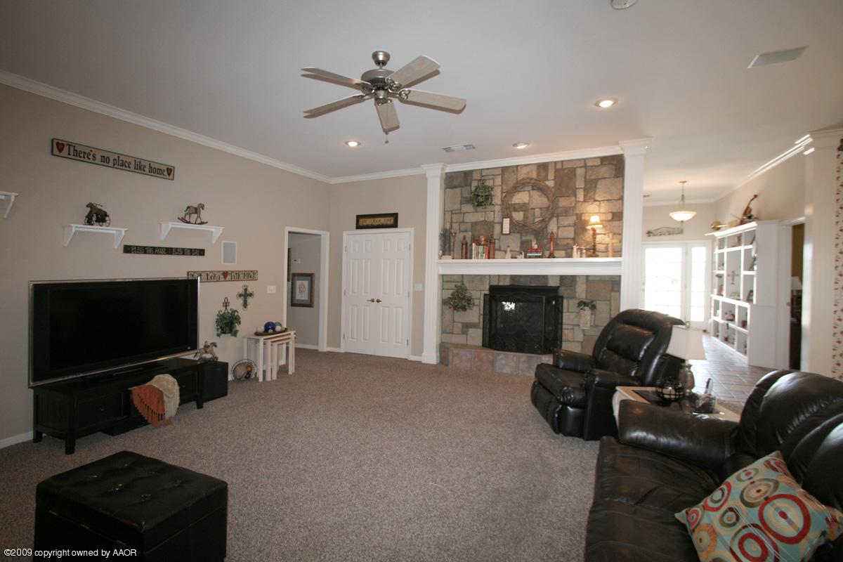 8060 Hunsley Road Canyon, TX 79015 - Photo 14 of 19 living room