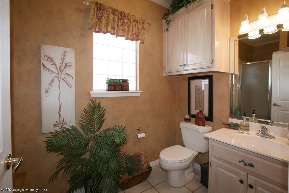 8060 Hunsley Road Canyon, TX 79015 - Photo 10 of 19 hall bath