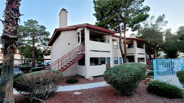 $1,100 | 825 Rock Springs Drive, Unit 202, Las Vegas, NV 89128