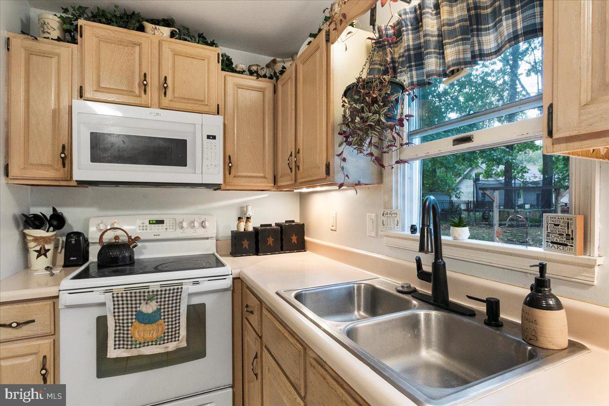 2 Greenwood Forest Road Fayetteville, PA 17222 - Photo 9 of 33 Kitchen