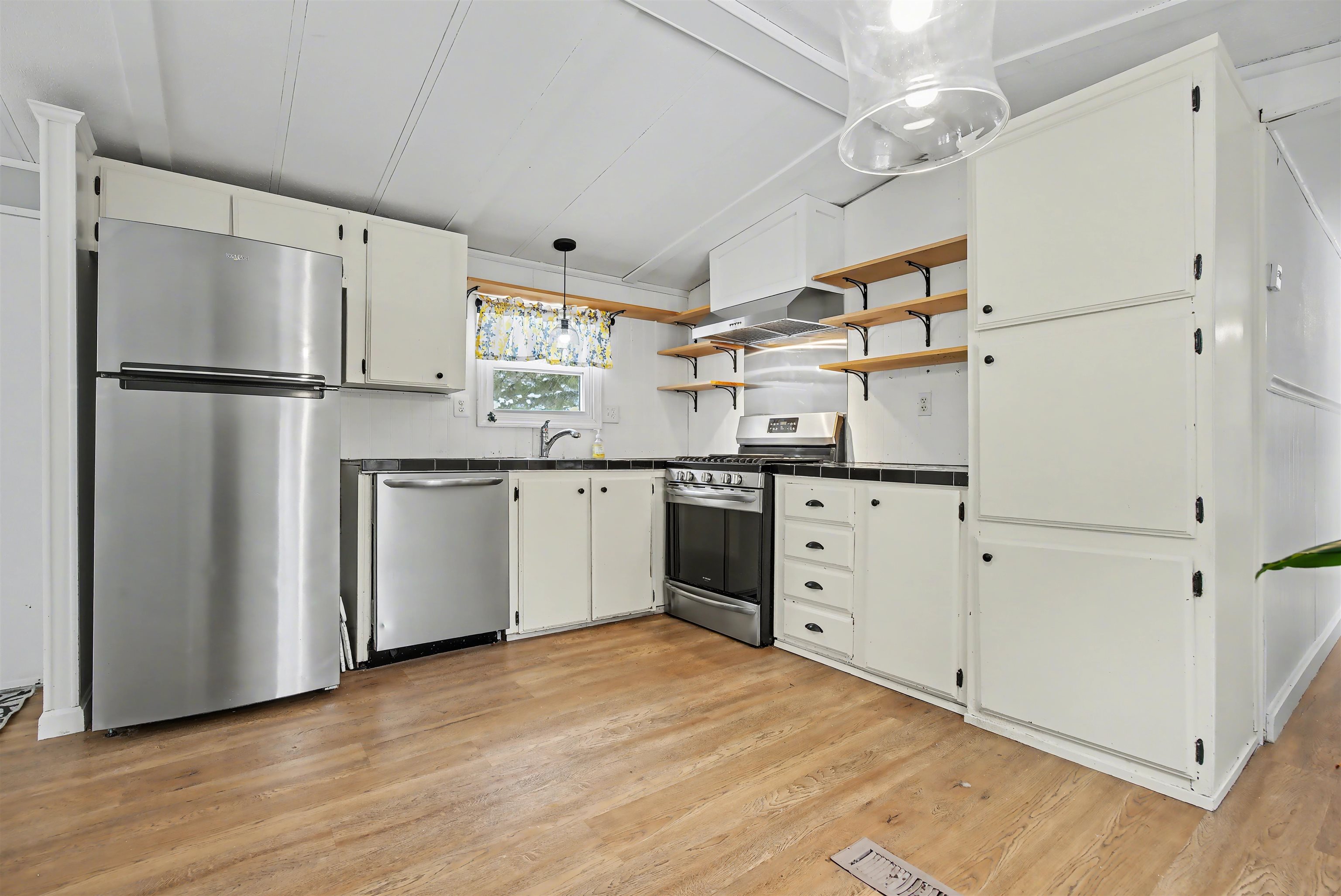 21 Vindale Road Hooksett, NH 03106 - Photo 2 of 45