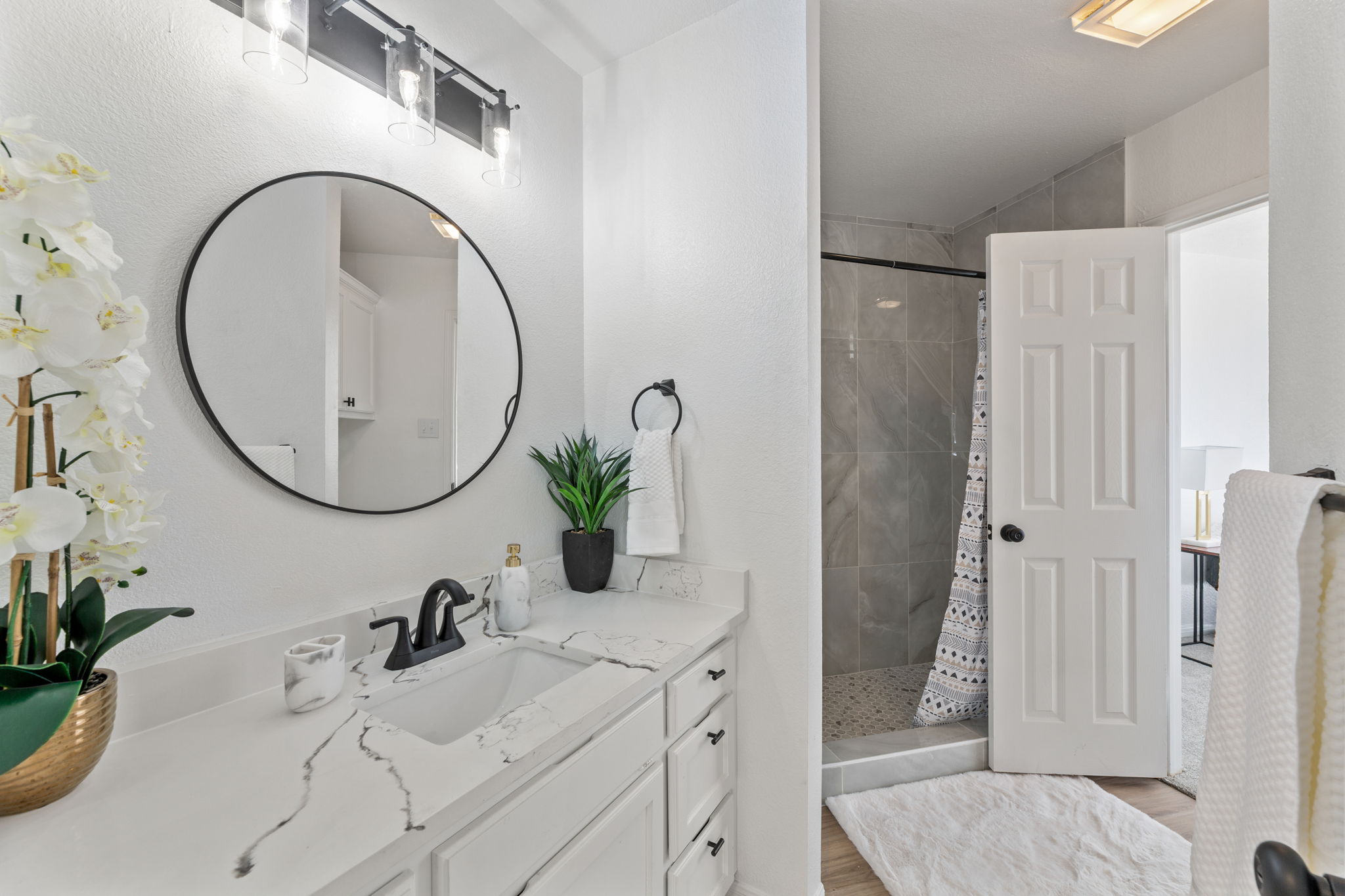 2127 Redwing Way Round Rock, TX 78664 - Photo 11 of 33 a bathroom with a sink and a mirror