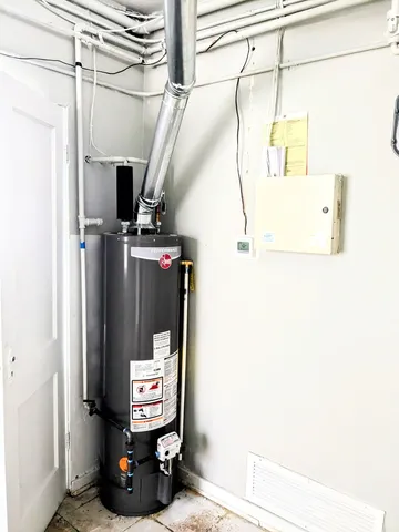 a view of a utility room with washing machine