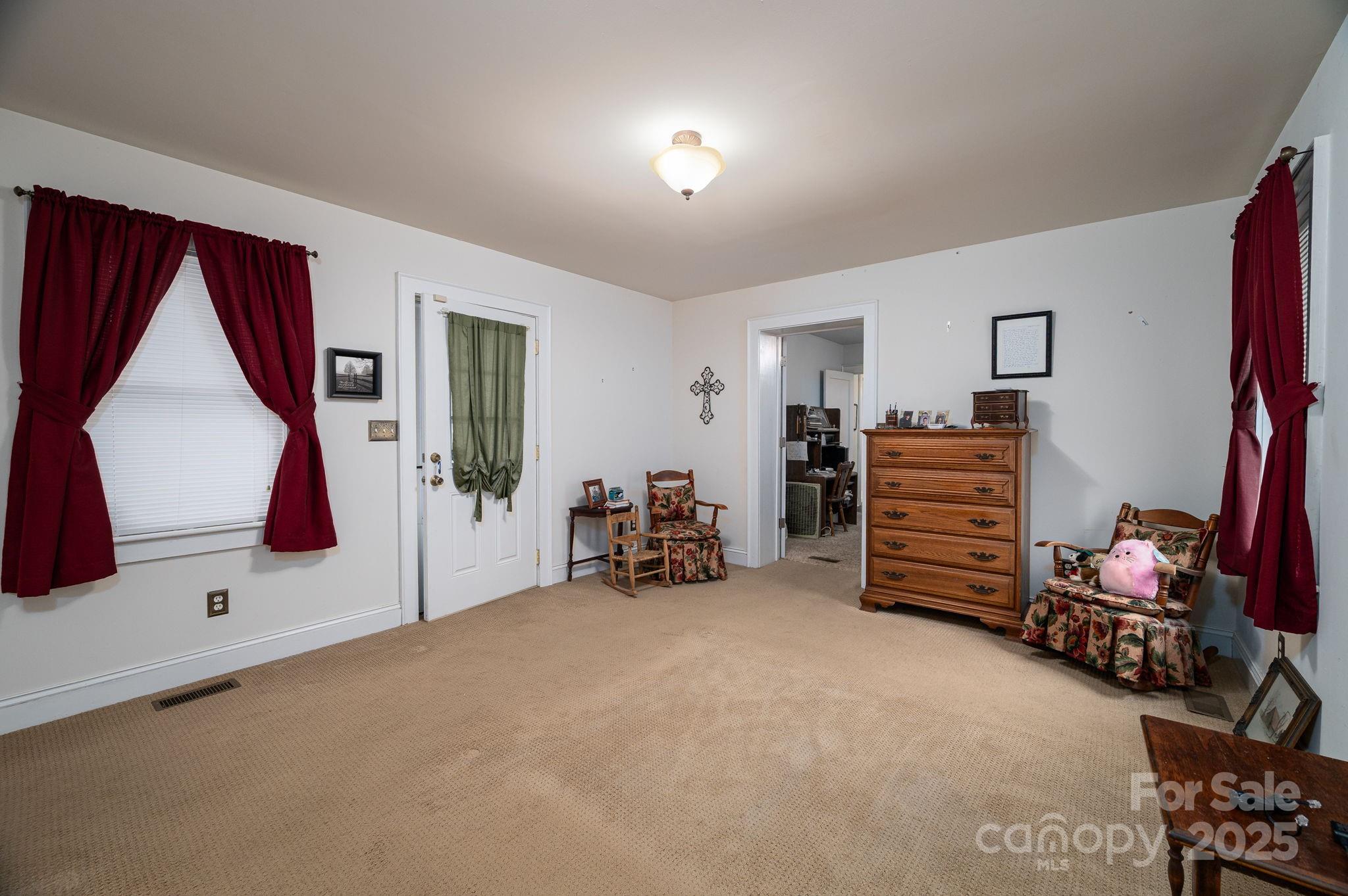 1544 Kings Road Shelby, NC 28150 - Photo 4 of 25 a room with furniture and white walls