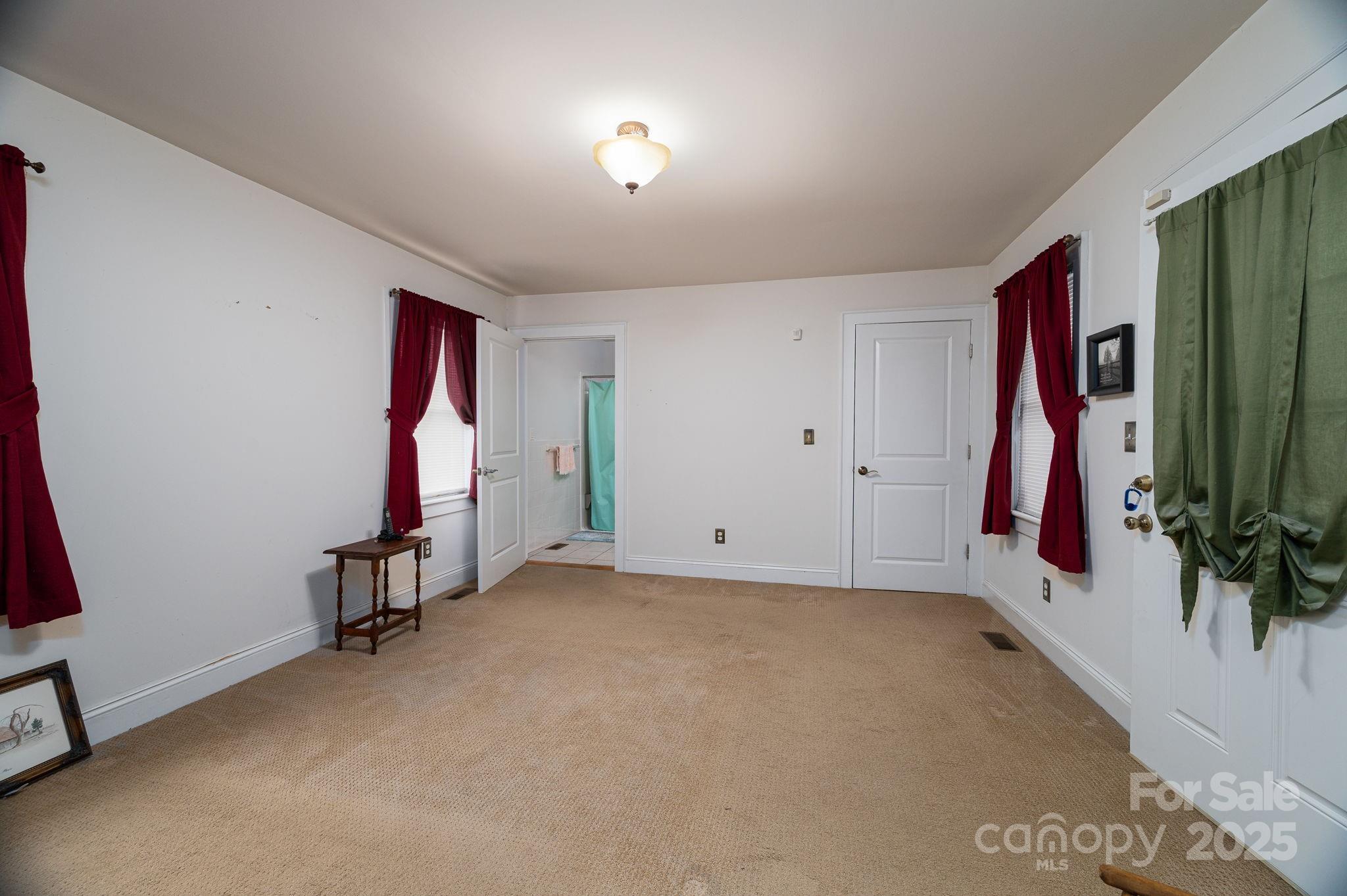 1544 Kings Road Shelby, NC 28150 - Photo 5 of 25 an empty room with a painting and a lamp