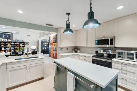 $1,200,000 | 10 Bentwood Road, Palm Beach Gardens, FL 33418