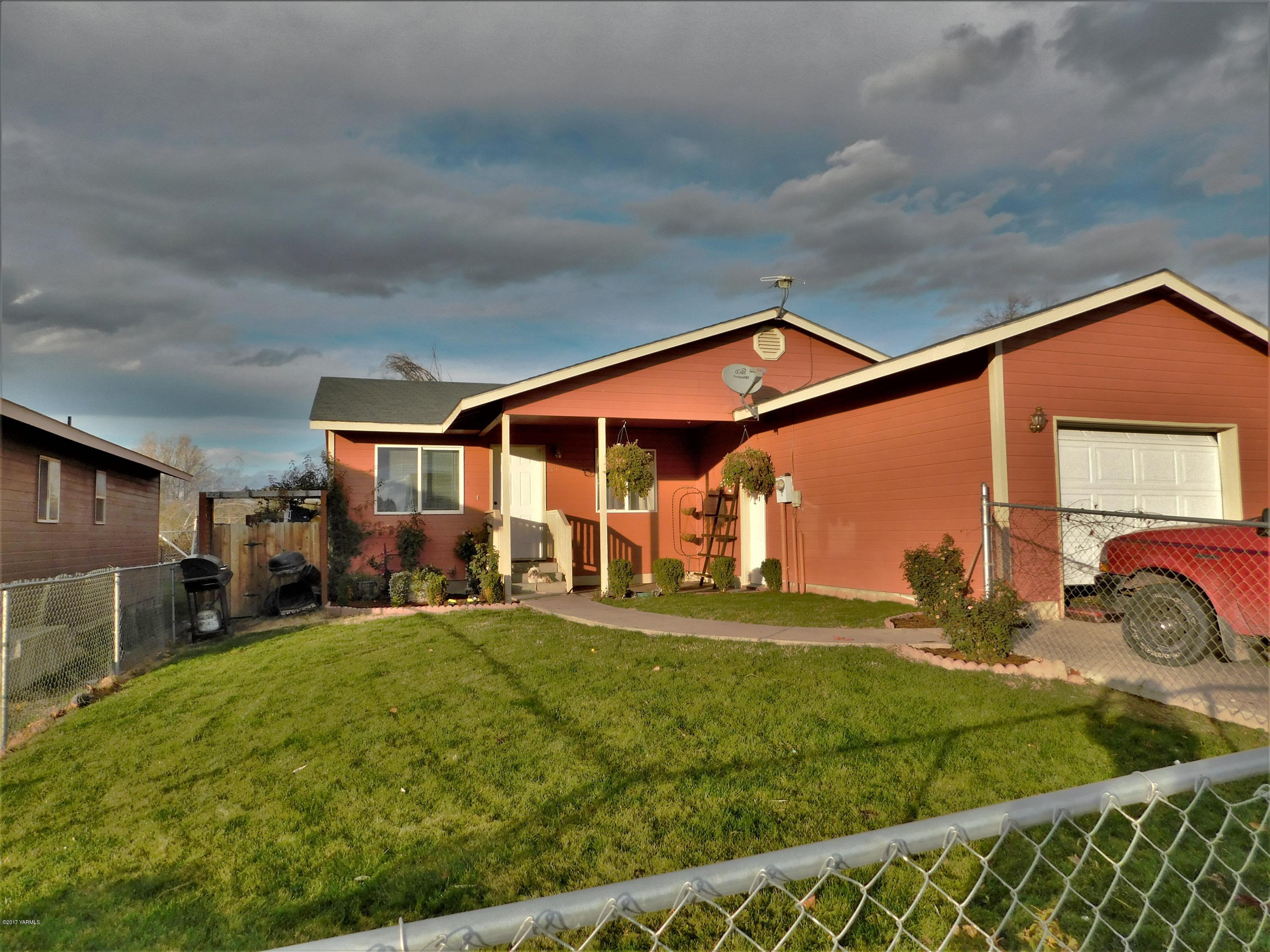 855 Ismo Loop Sunnyside, WA 98944 - Photo 1 of 19 a front view of a house with a yard