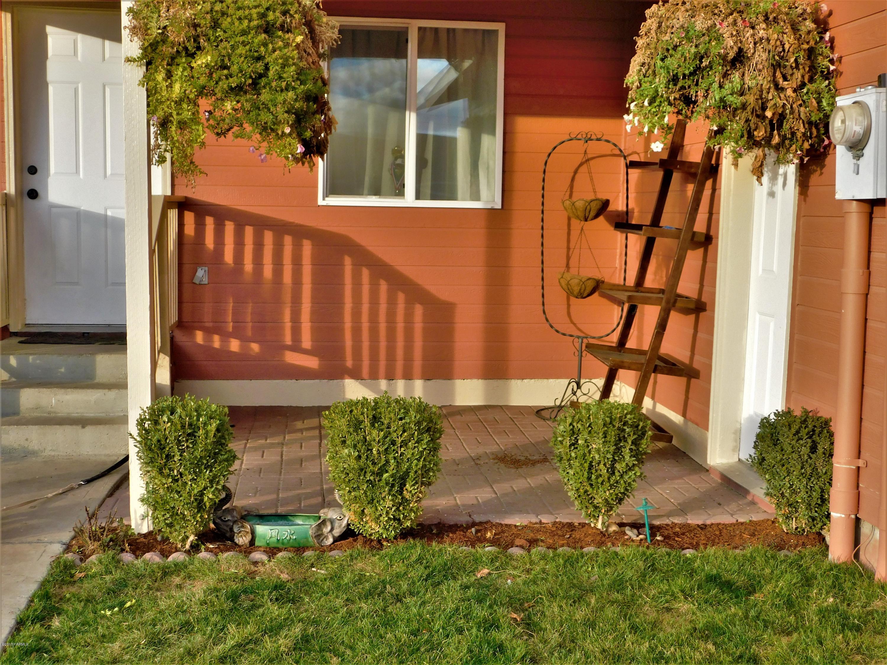 855 Ismo Loop Sunnyside, WA 98944 - Photo 3 of 19 a view of a pathway of a house