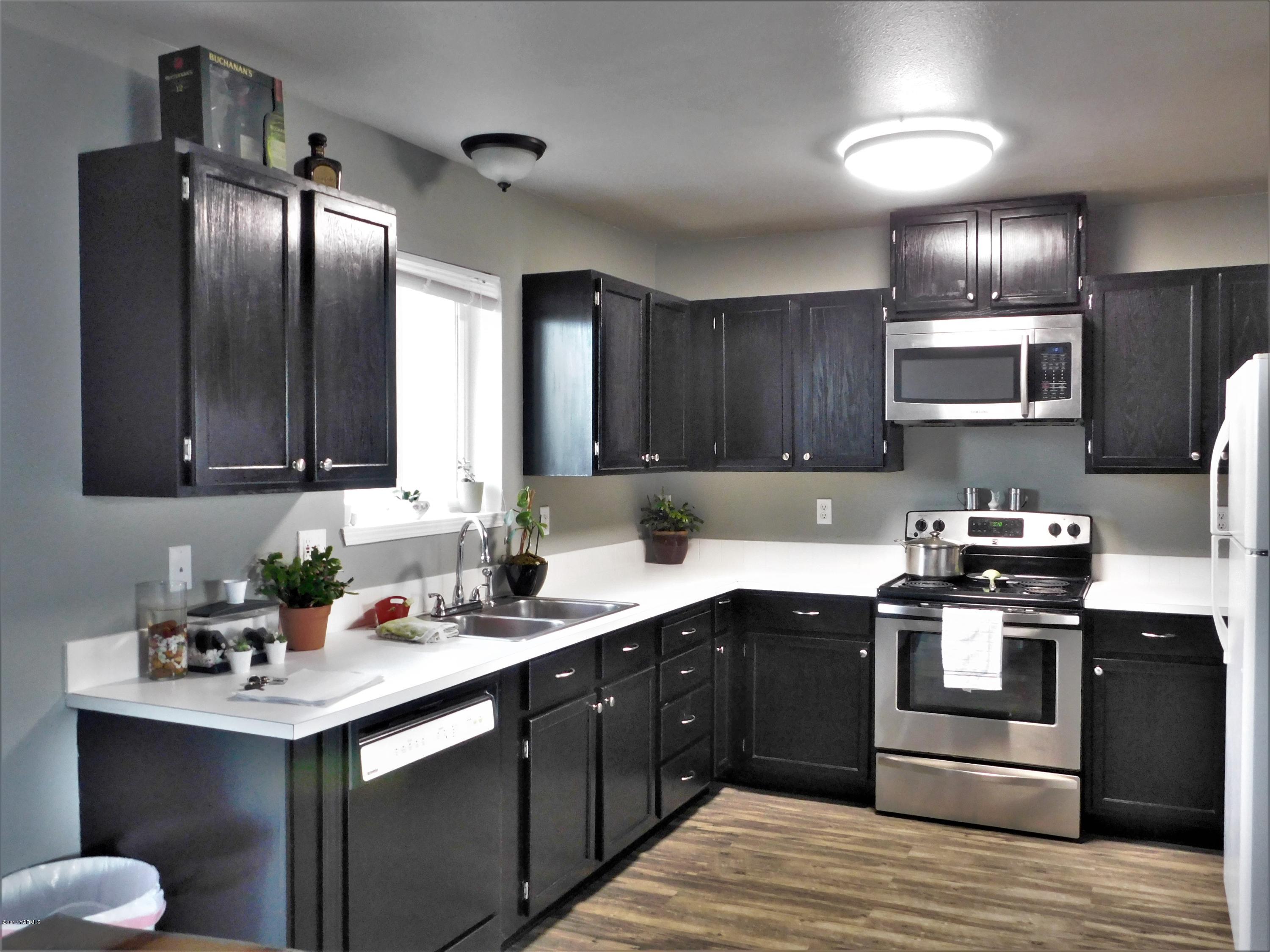 855 Ismo Loop Sunnyside, WA 98944 - Photo 4 of 19 a kitchen with stainless steel appliances granite countertop a sink stove and refrigerator
