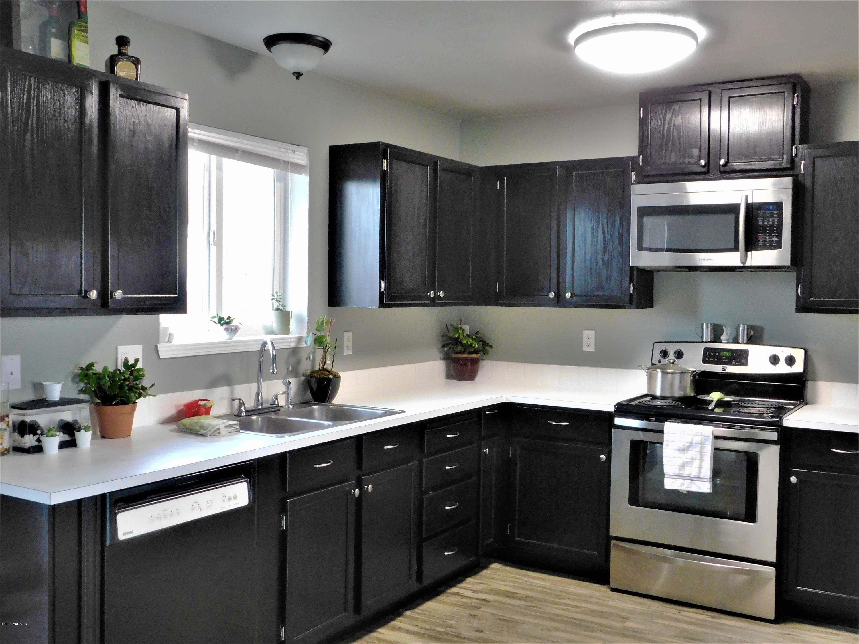 855 Ismo Loop Sunnyside, WA 98944 - Photo 5 of 19 a kitchen with stainless steel appliances granite countertop a sink stove and refrigerator