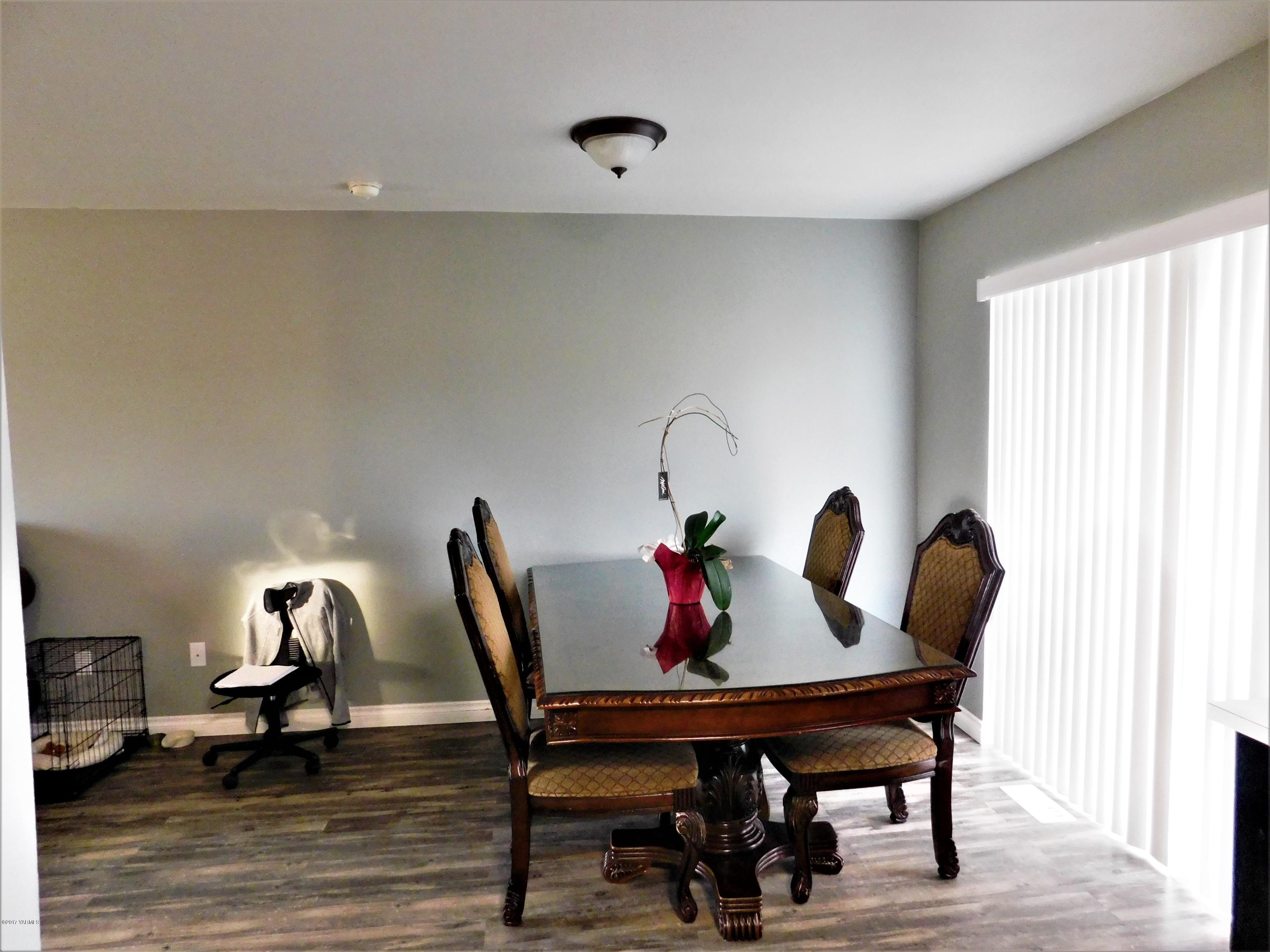 855 Ismo Loop Sunnyside, WA 98944 - Photo 7 of 19 a living room with furniture and a lamp