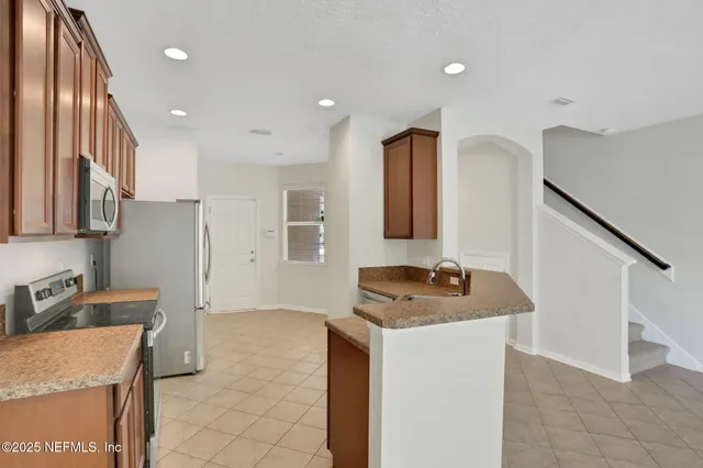 a view of a livingroom with furniture and a ceiling fan