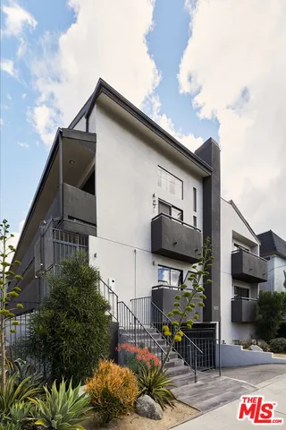 $2,895 | 6212 Fulton Avenue, Unit 205, Van Nuys, CA 91401