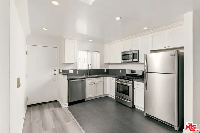 $2,895 | 6212 Fulton Avenue, Unit 205, Van Nuys, CA 91401