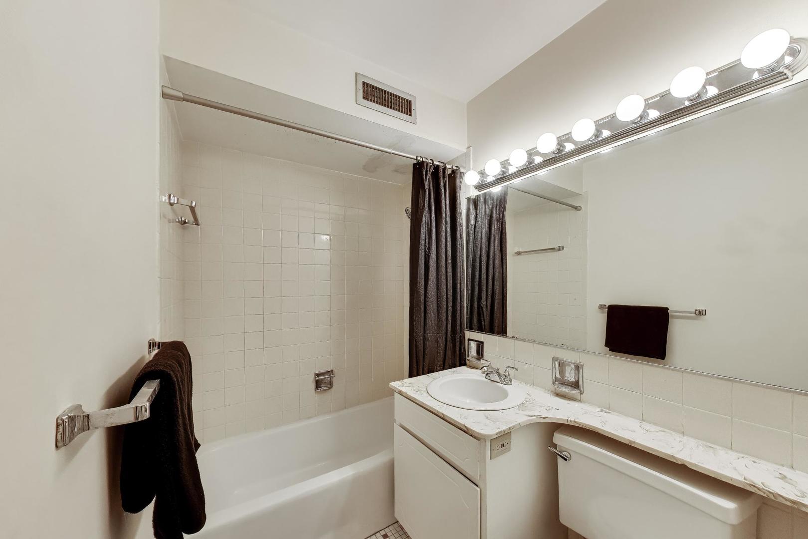 1567 Ridge Avenue, Unit 406 Evanston, IL 60201 - Photo 7 of 10 Gallery Image 7
