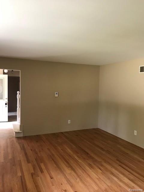 1274 Stonehenge Road Flint, MI 48532 - Photo 10 of 29 8.jpg