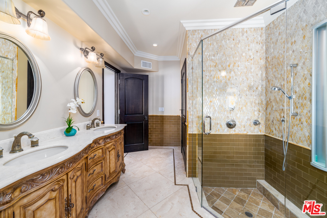 1236 Stradella Road Los Angeles, CA 90077 - Photo 14 of 26 a bathroom with double vanity and a mirror