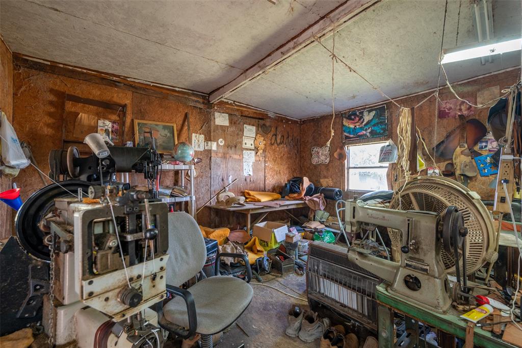 814 Signal Road Quinlan, TX 75474 - Photo 14 of 20 a view of a room with gym equipment