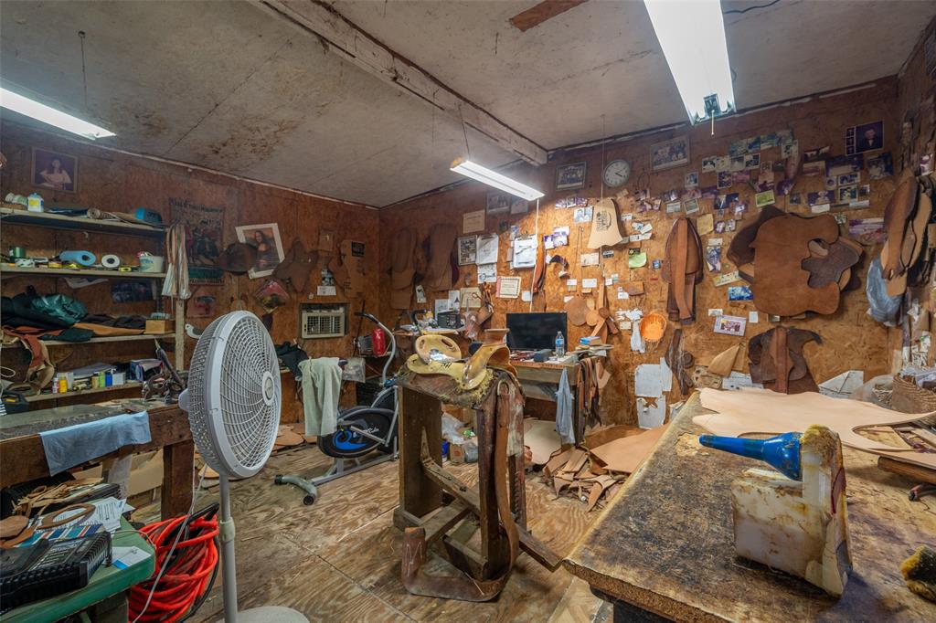 814 Signal Road Quinlan, TX 75474 - Photo 15 of 20 a room with gym equipment