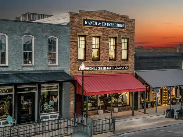 $865,000 | 106 West Main Street, Pilot Point, TX 76258